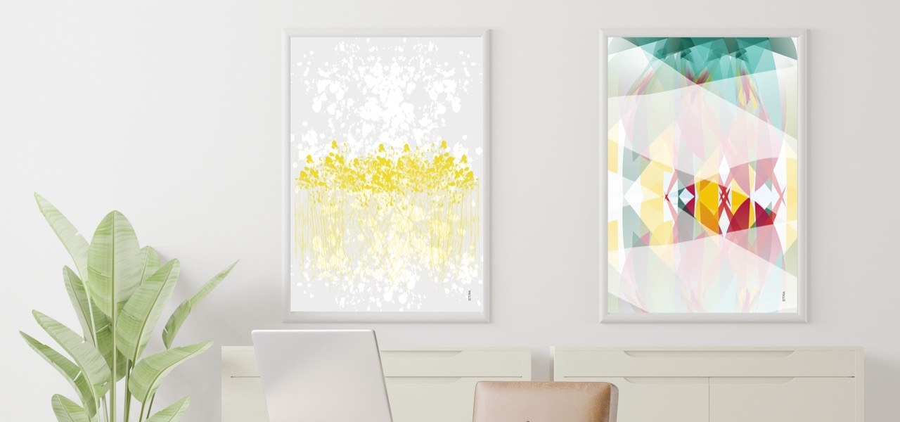 Láminas decorativas de Etra enmarcadas en una pared